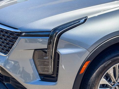 Used 2024 Cadillac XT4 Premium Luxury FWD image 2