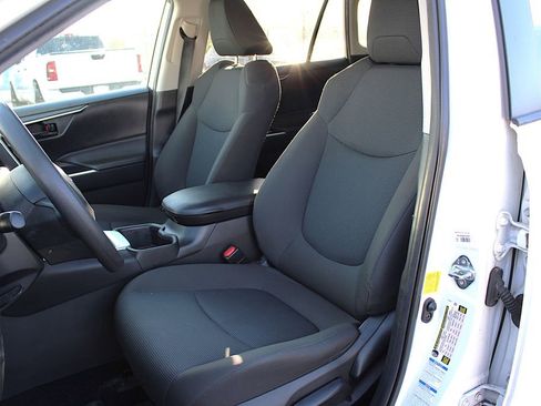 Used 2022 Toyota RAV4 LE AWD/4WD image 4