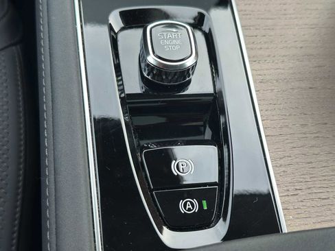 Certified 2025 Volvo XC90 B6 Plus image 37