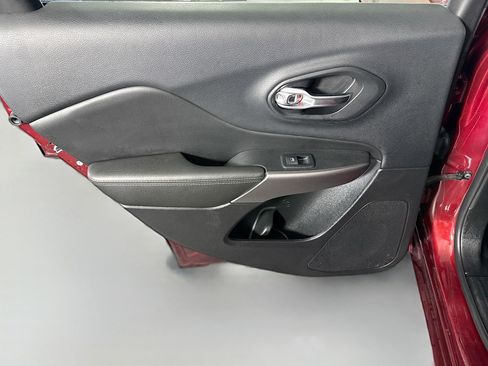 Used 2019 Jeep Cherokee Overland w/ Technology Group image 26