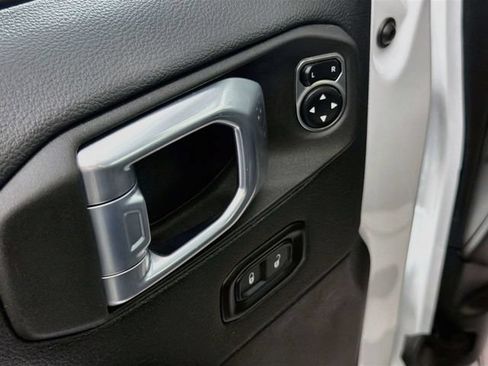 Used 2021 Jeep Wrangler Unlimited Sahara w/ Uconnect 4C Nav & Sound Group AWD/4WD image 18