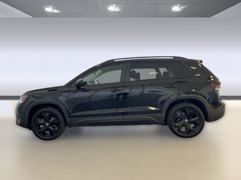 New 2026 Volkswagen Taos SE image 2