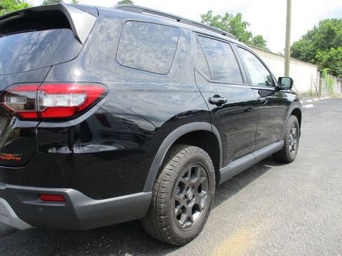Used 2025 Honda Pilot TrailSport image 4