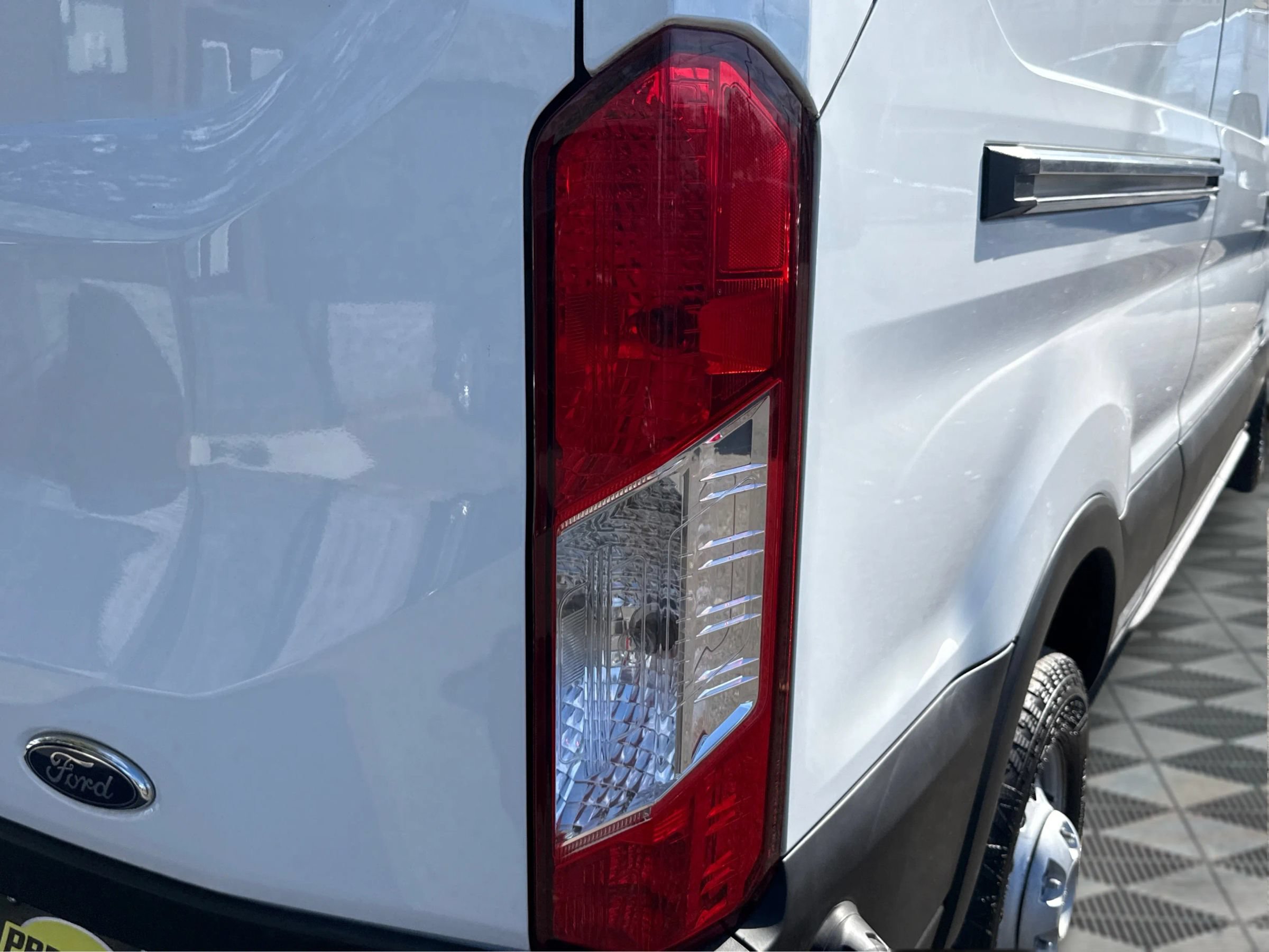 Used 2020 Ford Transit 250 Medium Roof AWD image 25