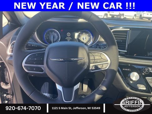 Used 2025 Chrysler Pacifica Select image 10