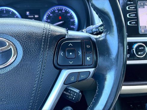 Used 2019 Toyota Highlander XLE AWD/4WD image 12