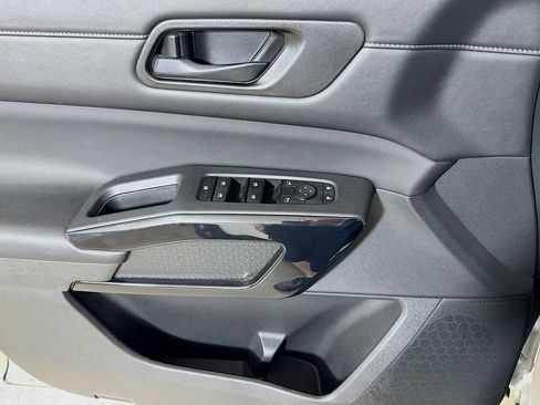 Used 2025 Nissan Pathfinder SV FWD image 15