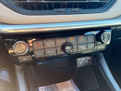 Used 2023 Jeep Compass Limited image 15