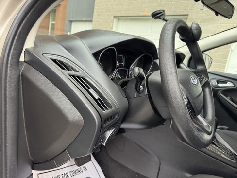 Used 2018 Ford Focus SE w/ SE Appearance Package image 13