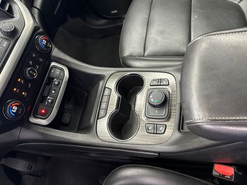 Used 2023 GMC Acadia SLT FWD image 30