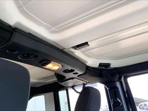 Used 2017 Jeep Wrangler Unlimited Rubicon w/ Connectivity Group image 14