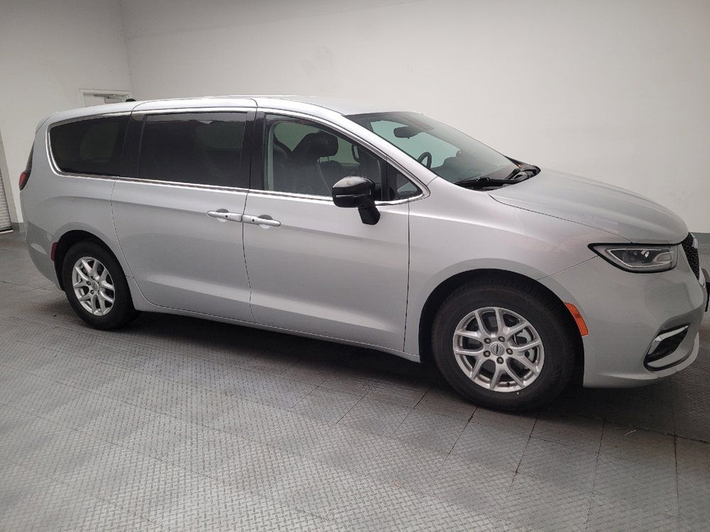 Used 2024 Chrysler Pacifica Touring-L FWD image 11