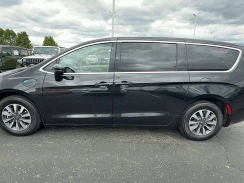Used 2024 Chrysler Pacifica Limited FWD image 5