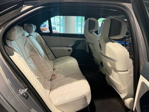 Used 2023 BMW 760i xDrive AWD/4WD image 27