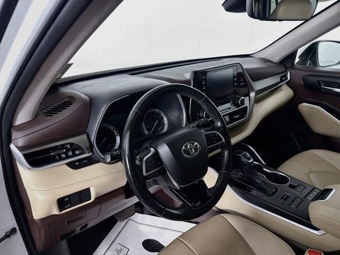 Used 2020 Toyota Highlander XLE AWD/4WD image 9