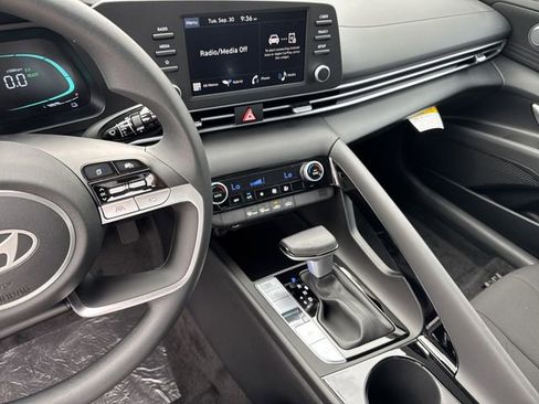 Used 2025 Hyundai Elantra Blue image 20