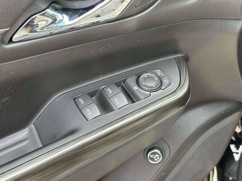 Used 2023 GMC Acadia SLT AWD/4WD image 17