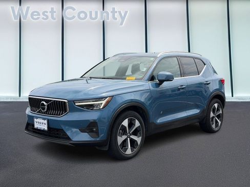 Used 2023 Volvo XC40 B5 Plus w/ Protection Package Premier AWD/4WD image 9