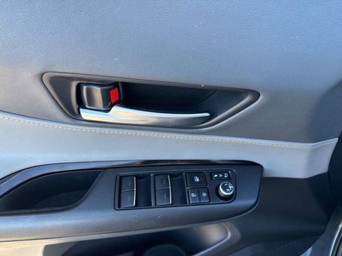 Used 2023 Toyota Venza LE image 18