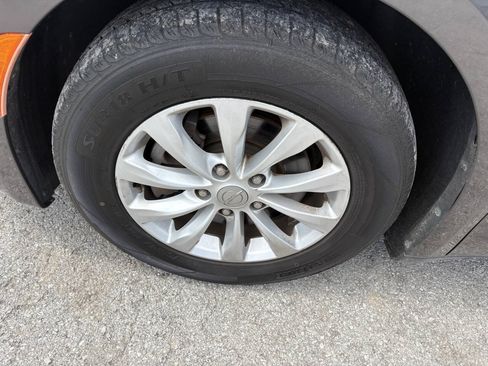 Used 2017 Chrysler Pacifica Touring-L FWD image 13