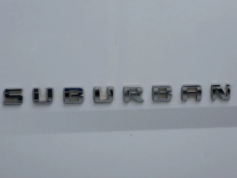 Used 2015 Chevrolet Suburban LT image 8