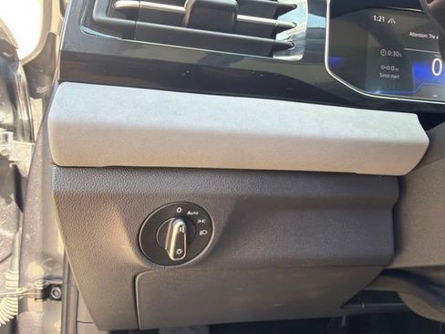 Used 2025 Volkswagen Jetta SE FWD image 25