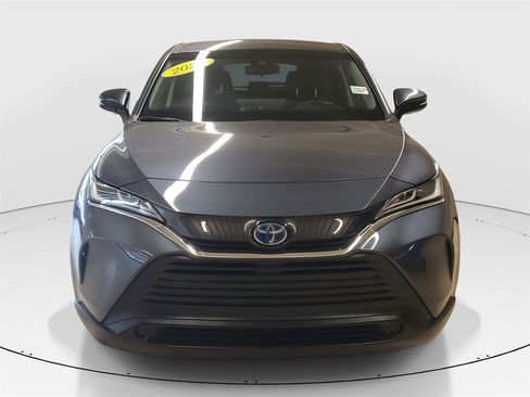 Used 2023 Toyota Venza LE image 2