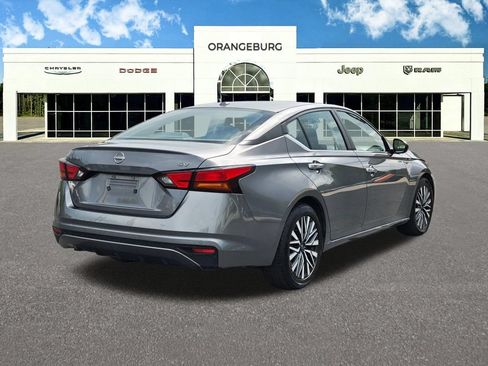 Used 2024 Nissan Altima 2.5 SV FWD image 9