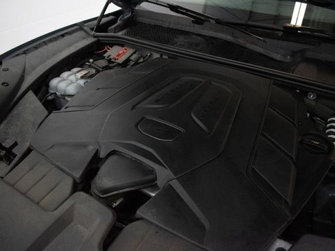 Certified 2024 Porsche Cayenne AWD/4WD image 18