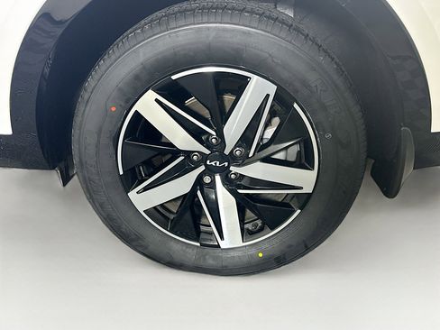 Used 2023 Kia Sorento S image 11