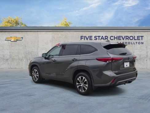 Used 2021 Toyota Highlander XLE image 6
