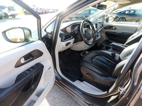 Used 2019 Chrysler Pacifica Touring-L Plus image 10