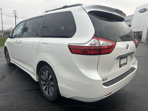 Used 2019 Toyota Sienna Limited image 4