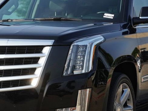 Used 2018 Cadillac Escalade Luxury RWD image 4