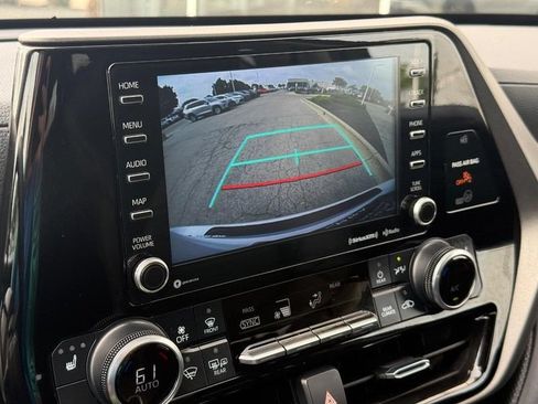 Used 2022 Toyota Highlander XLE FWD image 25
