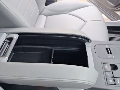 Used 2024 Toyota Highlander LE image 21