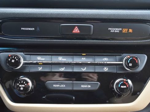 Used 2019 Kia Sedona LX image 28