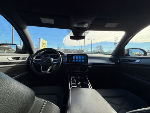 Used 2025 Volkswagen Atlas Cross Sport SE image 34