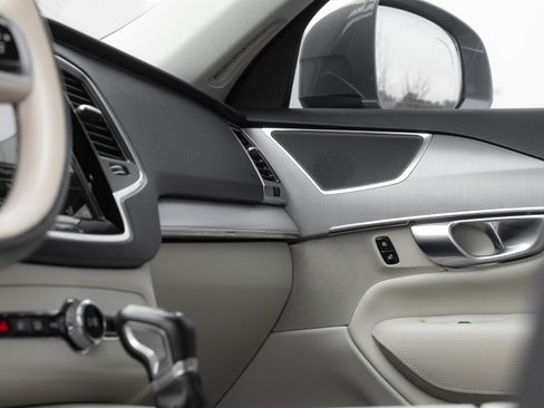 Used 2022 Volvo XC90 T5 Momentum w/ Climate Package image 14