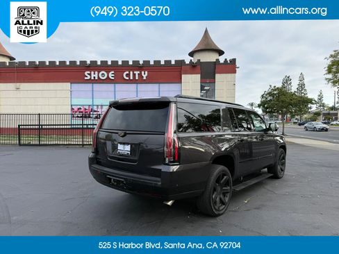 Used 2017 Cadillac Escalade ESV Luxury RWD image 4