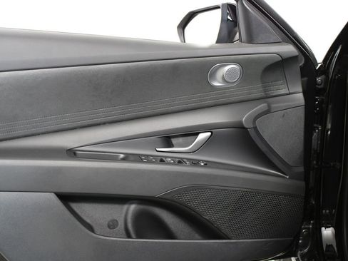 Used 2025 Hyundai Elantra Blue image 5