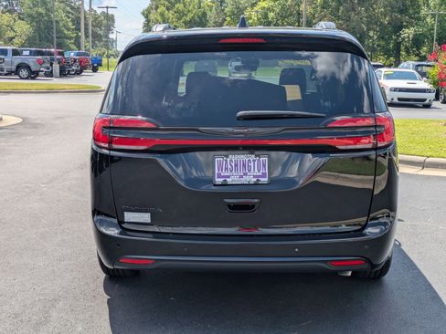 New 2025 Chrysler Pacifica Select w/ Fav Edition Package image 6