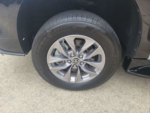 Used 2023 Toyota Sienna XLE w/ XLE Plus Package image 40