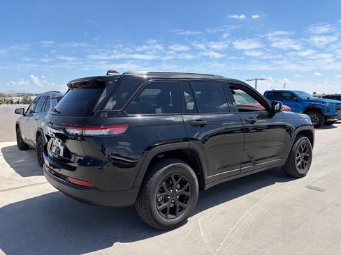 Used 2025 Jeep Grand Cherokee Altitude AWD/4WD image 2