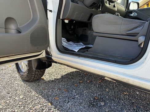 Used 2016 Nissan Frontier SV AWD/4WD image 9