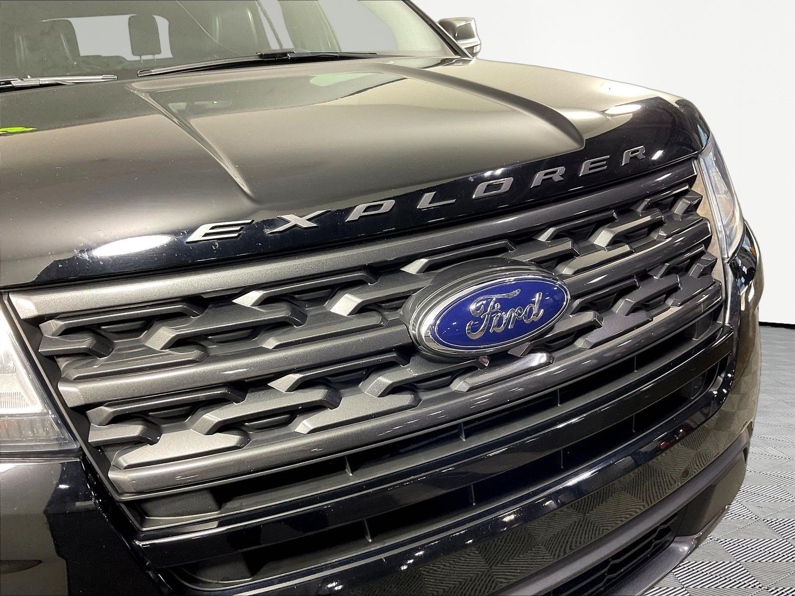 Used 2018 Ford Explorer XLT w/ Equipment Group 202A AWD/4WD image 33