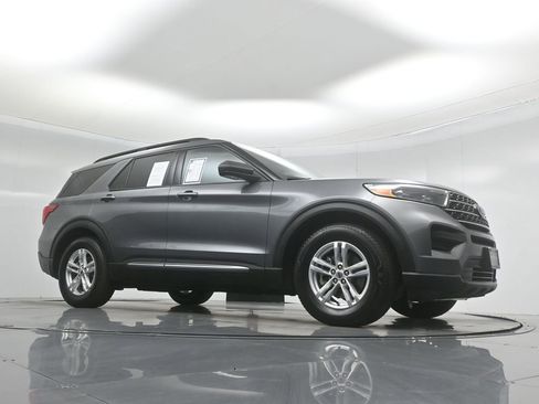 Certified 2022 Ford Explorer XLT image 4