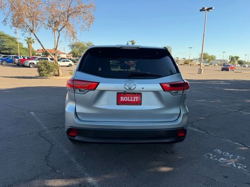Used 2017 Toyota Highlander LE image 5