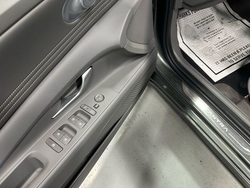 Used 2025 Hyundai Elantra SEL image 9