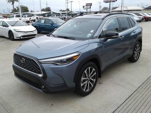 Used 2025 Toyota Corolla Cross XLE image 3
